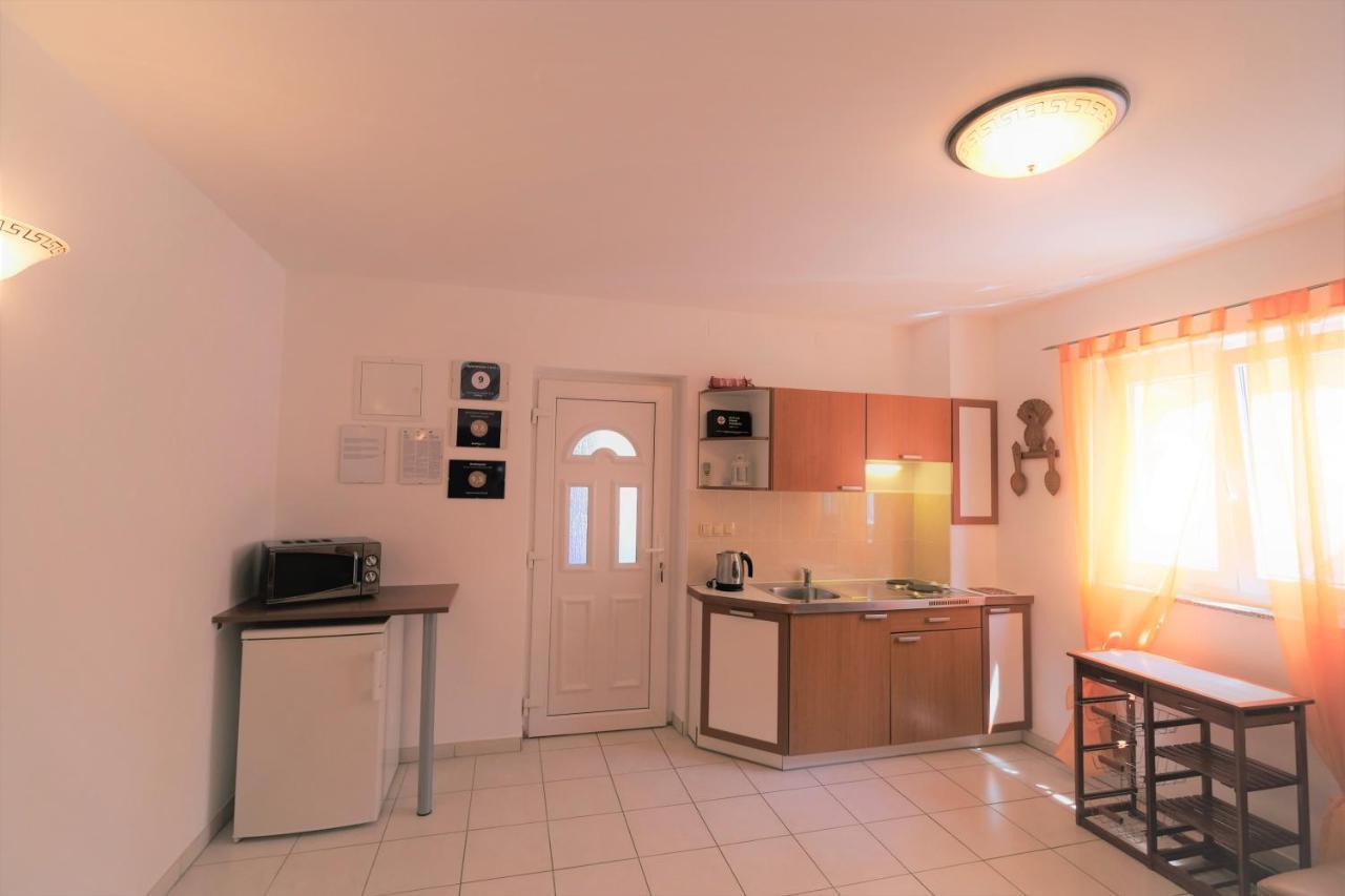 Apartments Coral, Klimno, Island Krk エクステリア 写真
